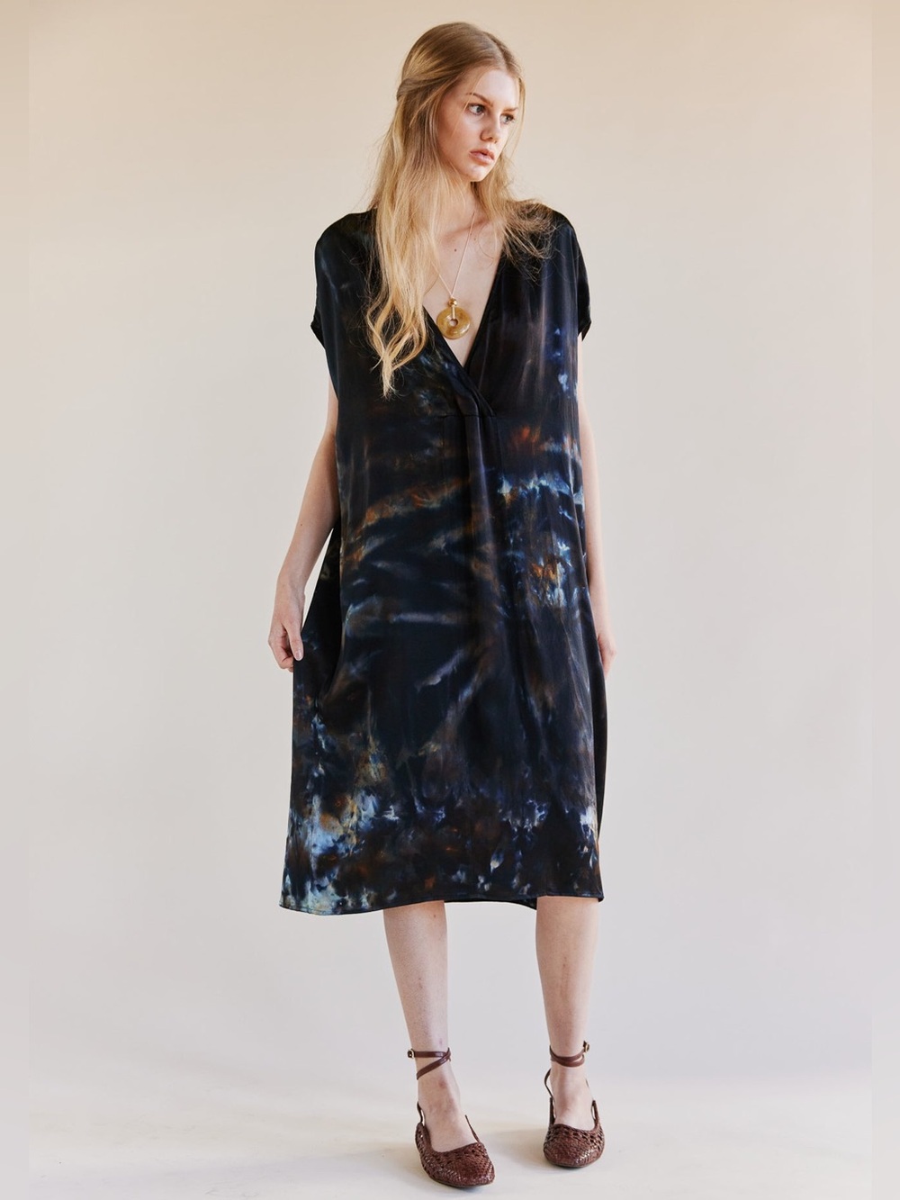Riverside Tool & Dye Luca Silk Charmeuse Kaftan Midi Dress Black Tie Dye - Picture 5 of 16